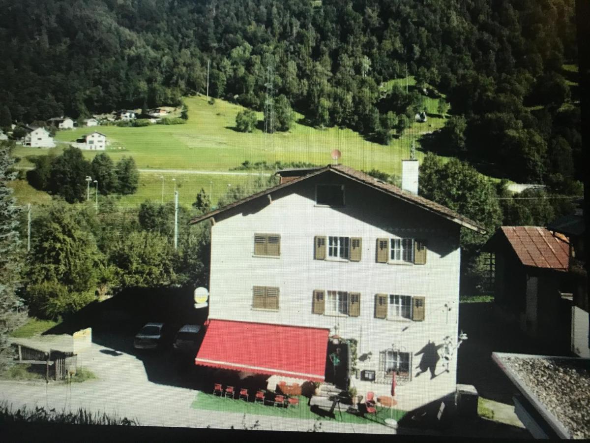 Alte Post Mit Geschichte Und Restaurant Lejlighed Tavanasa Eksteriør billede