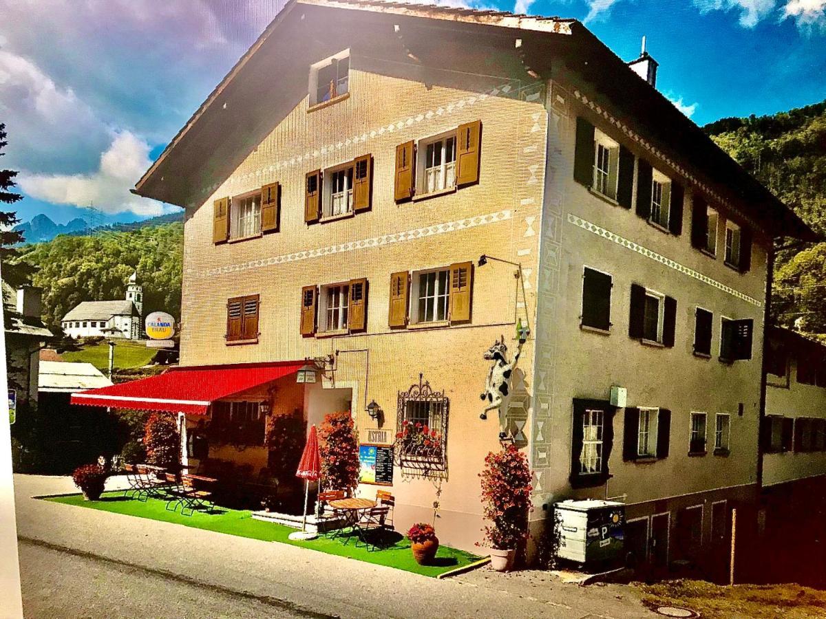Alte Post Mit Geschichte Und Restaurant Lejlighed Tavanasa Eksteriør billede