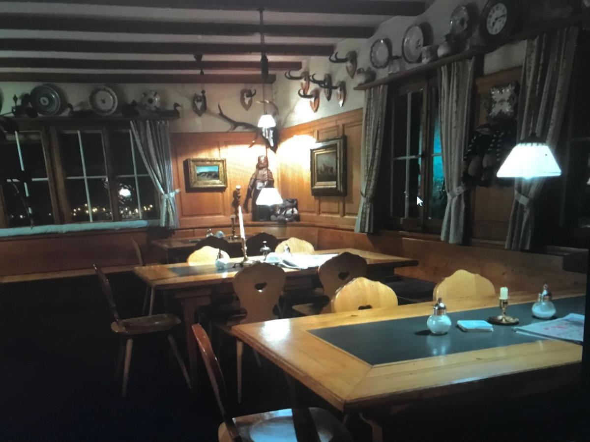 Alte Post Mit Geschichte Und Restaurant Lejlighed Tavanasa Eksteriør billede